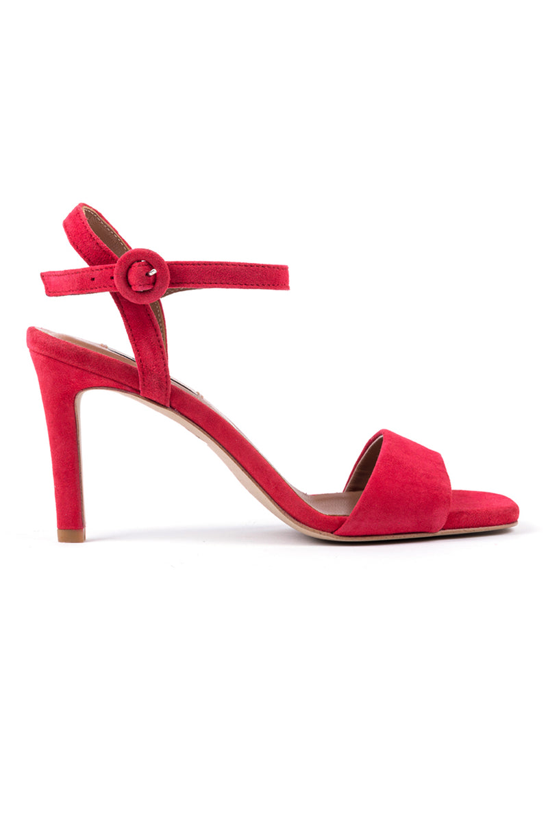 Sandálias de salto alto em camurça vermelha com fivela ajustável