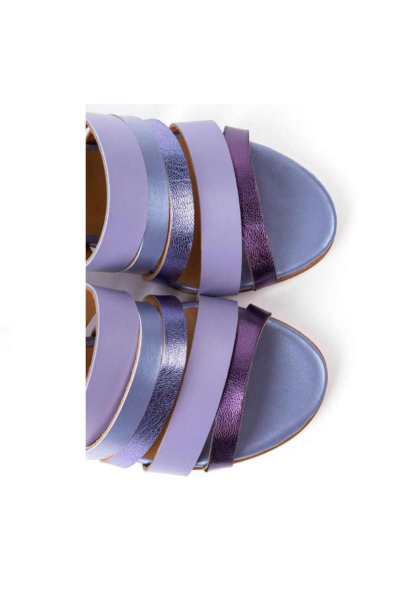 Sandálias de salto em pele metalizada lilás