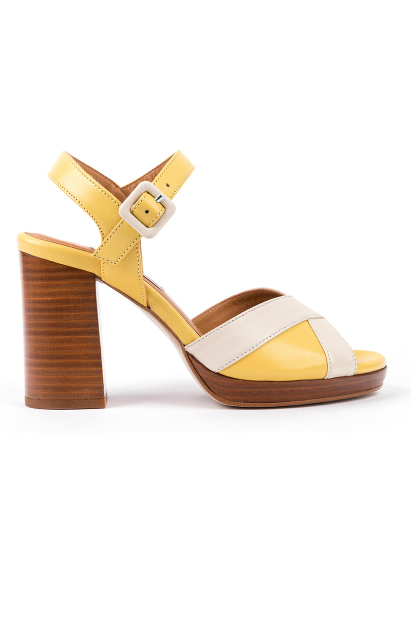 Sandálias em pele amarela de salto alto em madeira