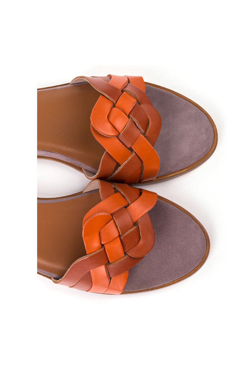 Sandálias slides em pele laranja rasas