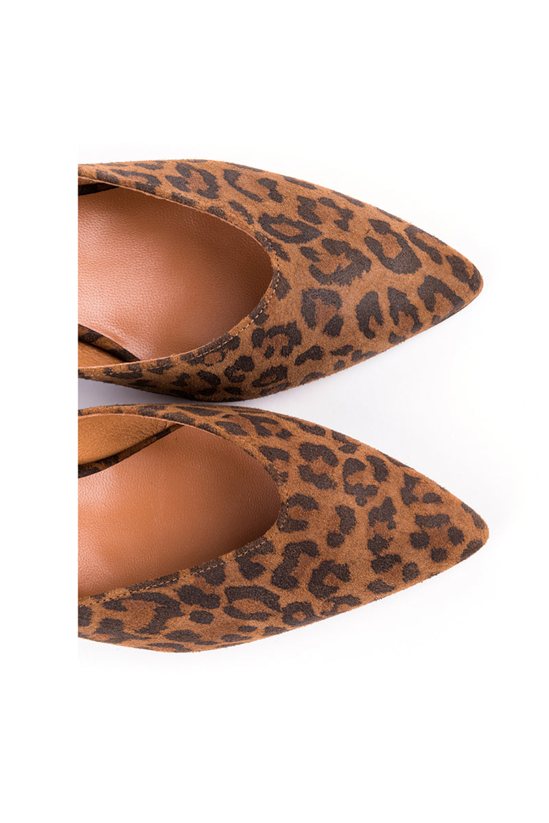 Sapatos padrão leopardo de salto alto em camurça