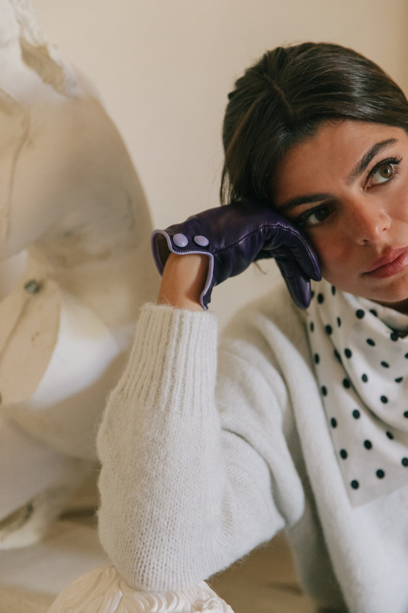 Purple gloves in leather with buttons