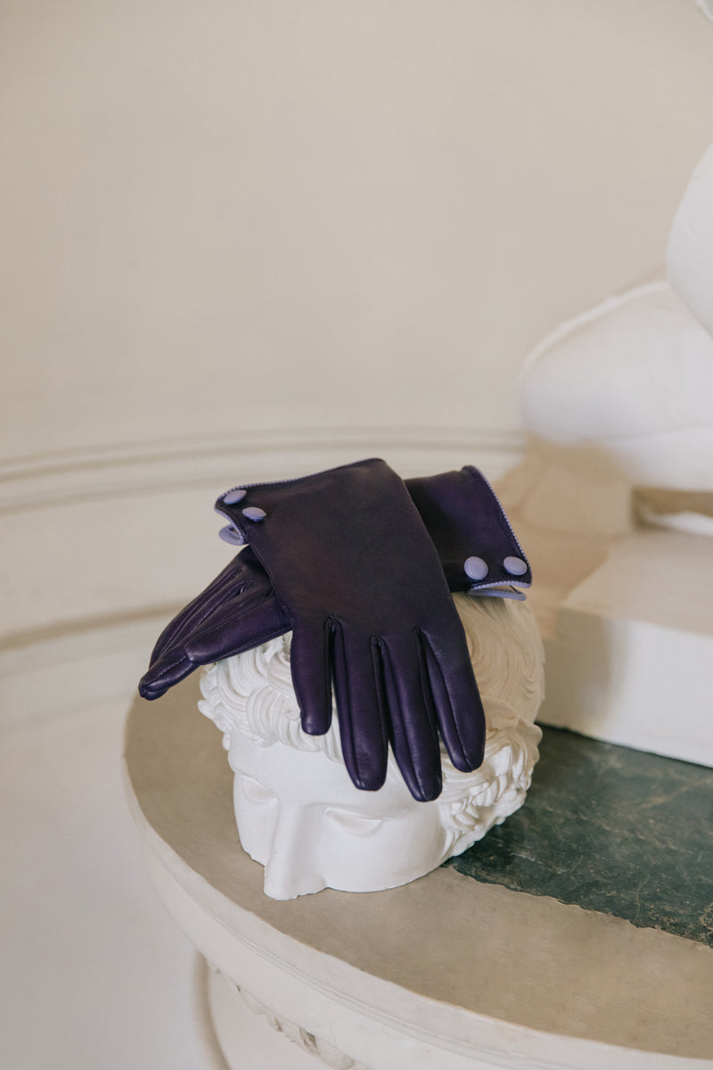 Purple gloves in leather with buttons