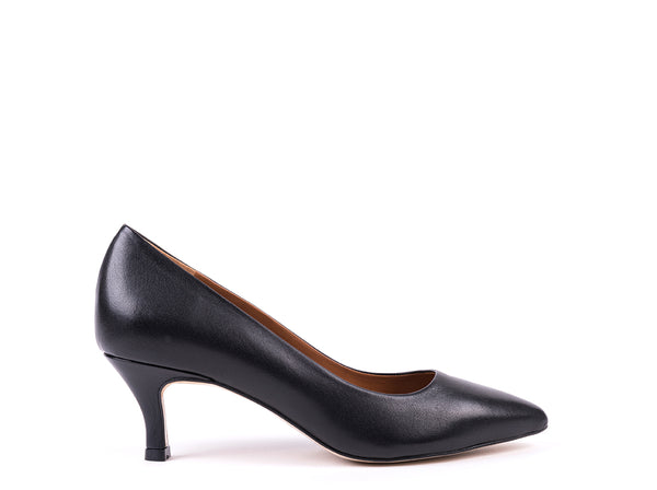 ​Medium-heeled black leather shoes