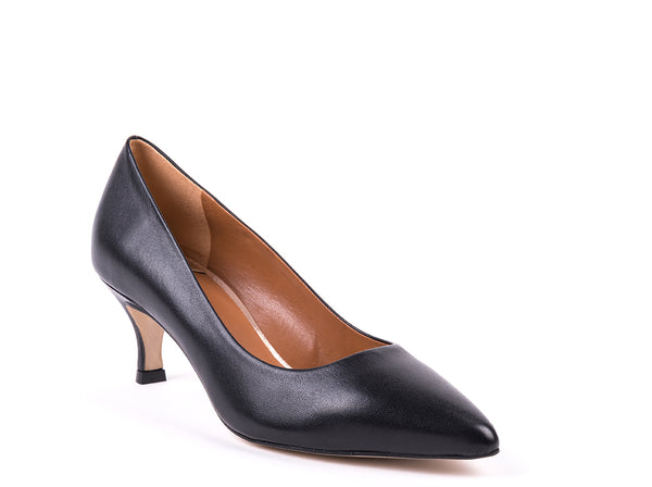 ​Medium-heeled black leather shoes