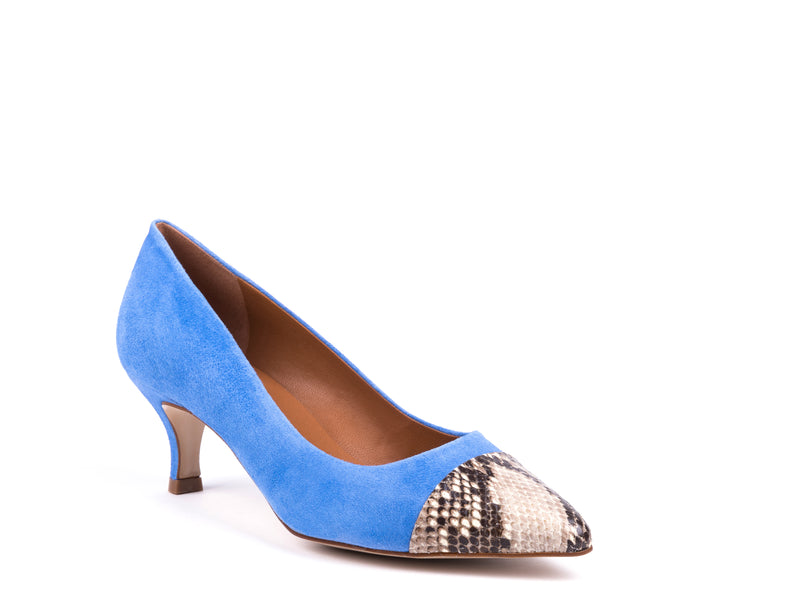 Sapatos de salto médio em camurça azul com biqueira padrão animal
