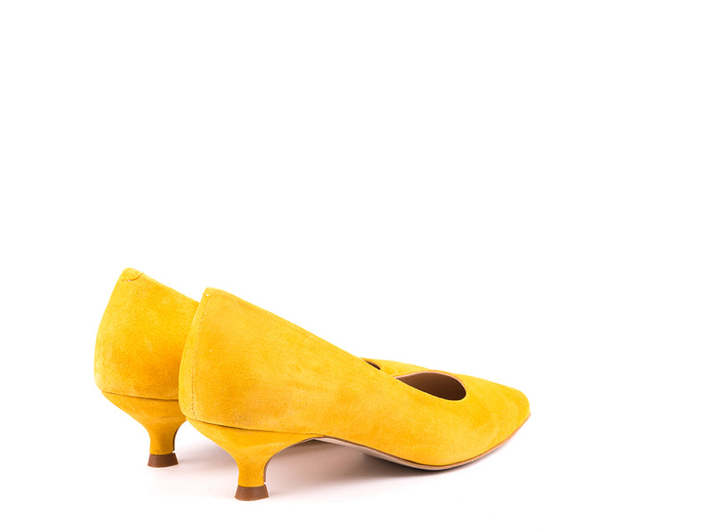 Sapatos de salto médio em camurça mostarda
