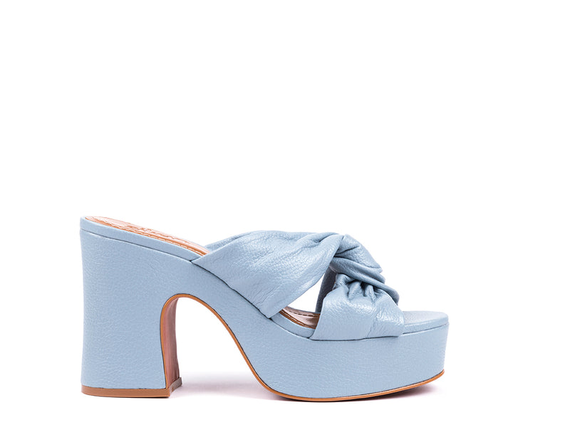 Mules peep toe de salto alto em pele azul claro