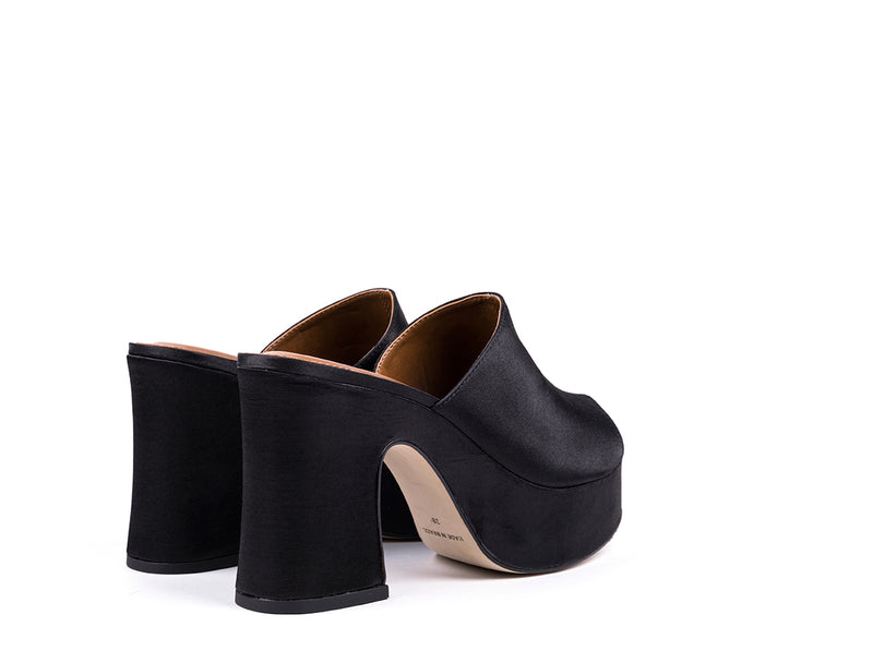 Mules peep toe de salto alto em tecido preto