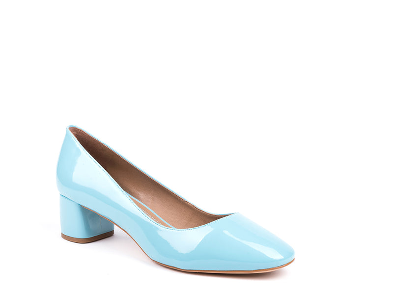 Med-heeled shoes in light blue varnish leather