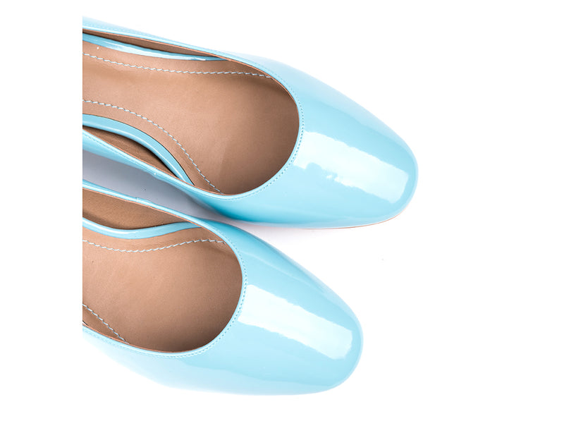 Med-heeled shoes in light blue varnish leather