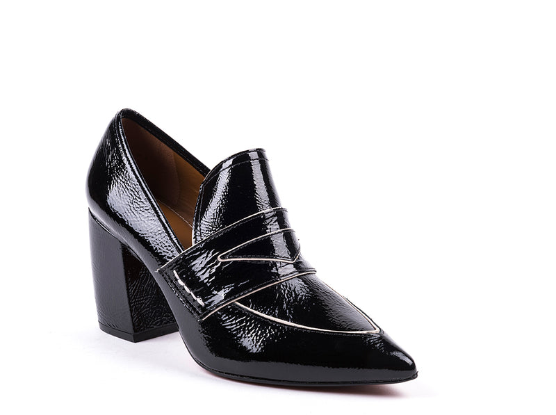 ​High-heeled shoes in black varnished leather