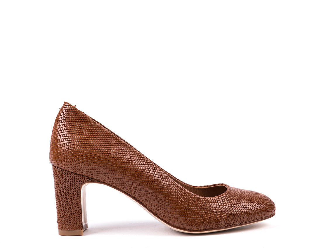 Sapatos em pele gravada camel de salto alto