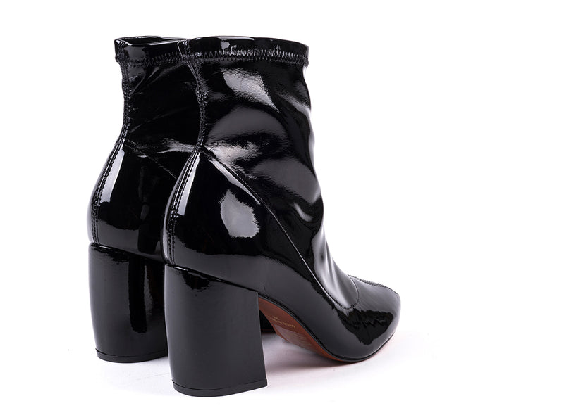 ​High-heeled ankle boots in black varnished leather