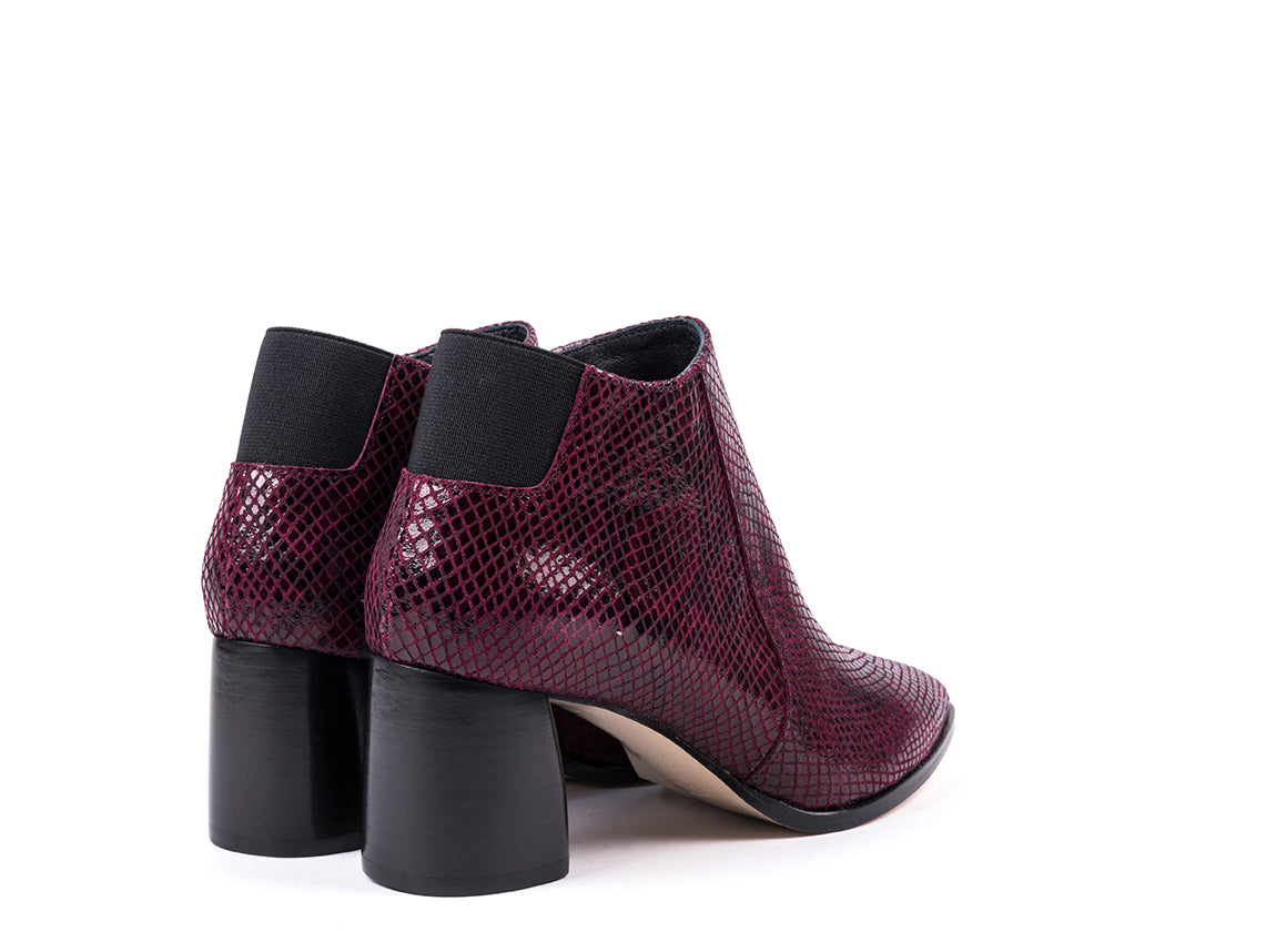 Botins de salto alto em pele gravada cobra bordeaux