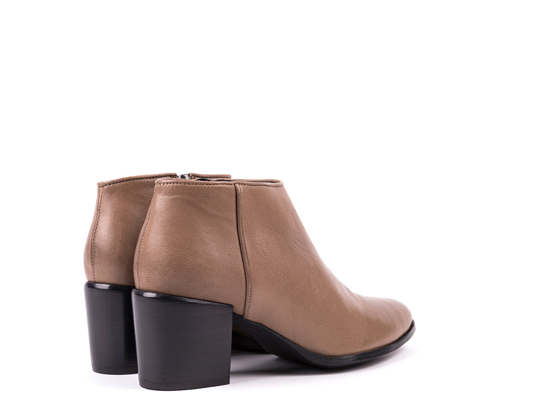 ​High-heeled ankle boots in taupe leather