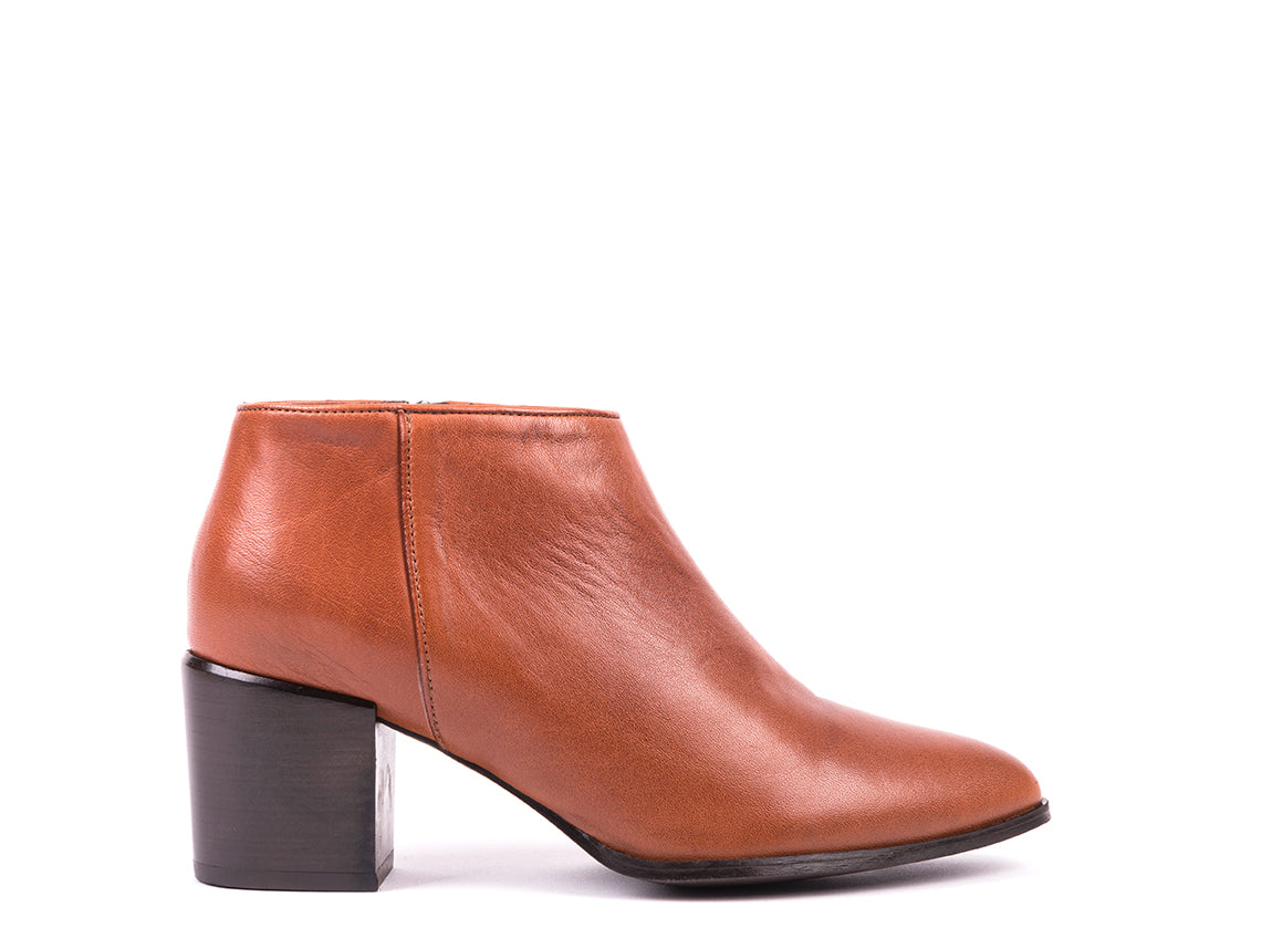 Botins de salto alto em pele camel