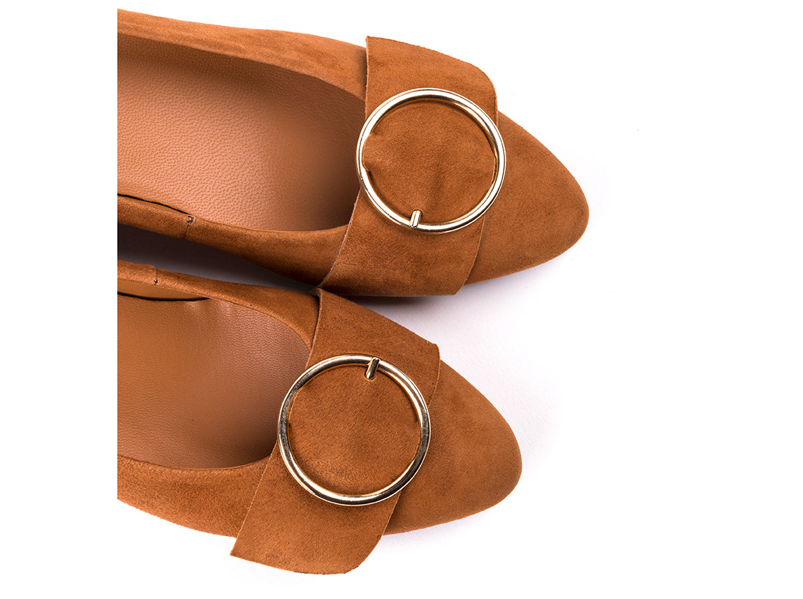 Sapatos em camurça camel
