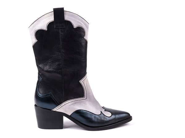 Botas modelo texano de salto alto em pele preta e branca