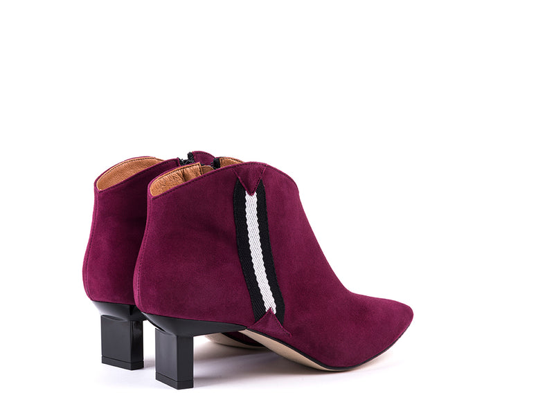 ​High heeled ankle boots in bordeaux suede