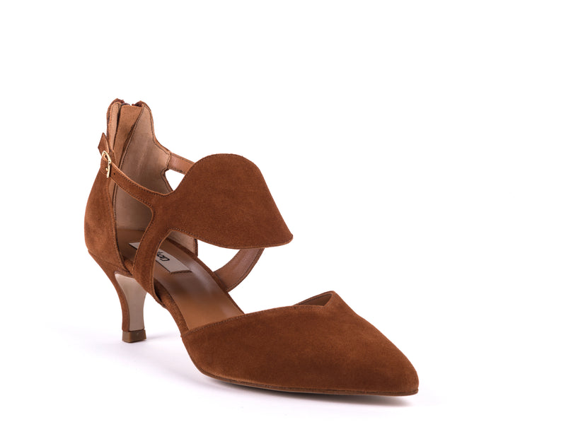 Medium-heeled shoes in brown suede