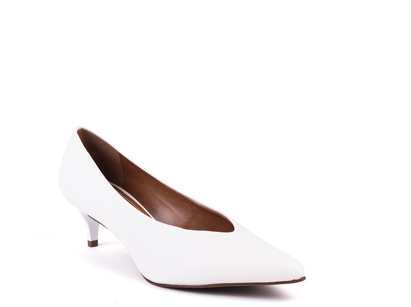 Medium-heeled shoes in white pebble-grain leather