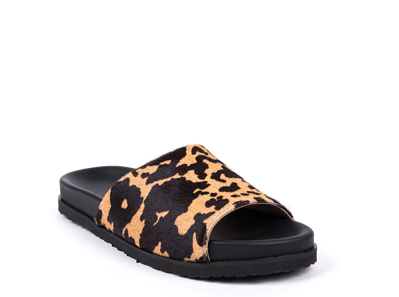 Sandálias em pele preta e pelo leopardo