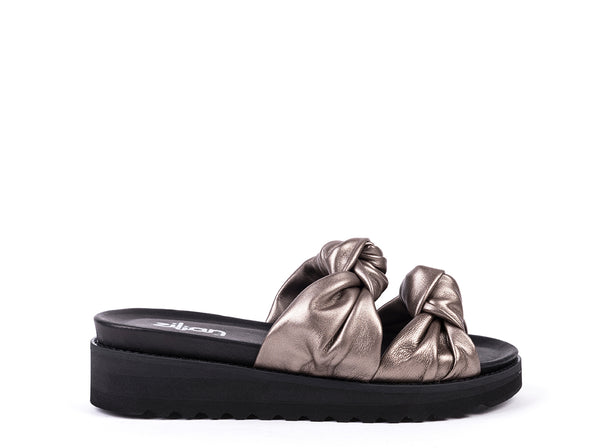 Flat sandals in black and metallic leather