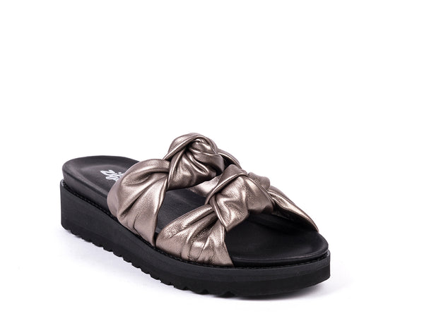 Flat sandals in black and metallic leather