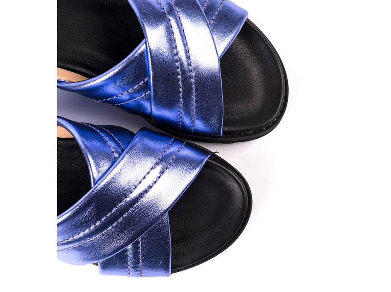 Flat sandals in black and blue leather