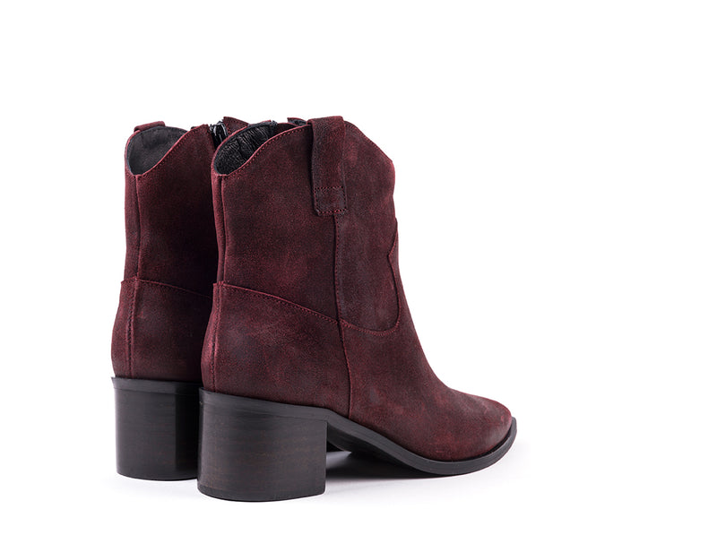 ​Mid-heeled ankle boots in bordeaux suede