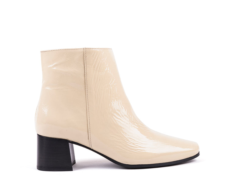 ​High-heeled ankle boots in beige varnished leather