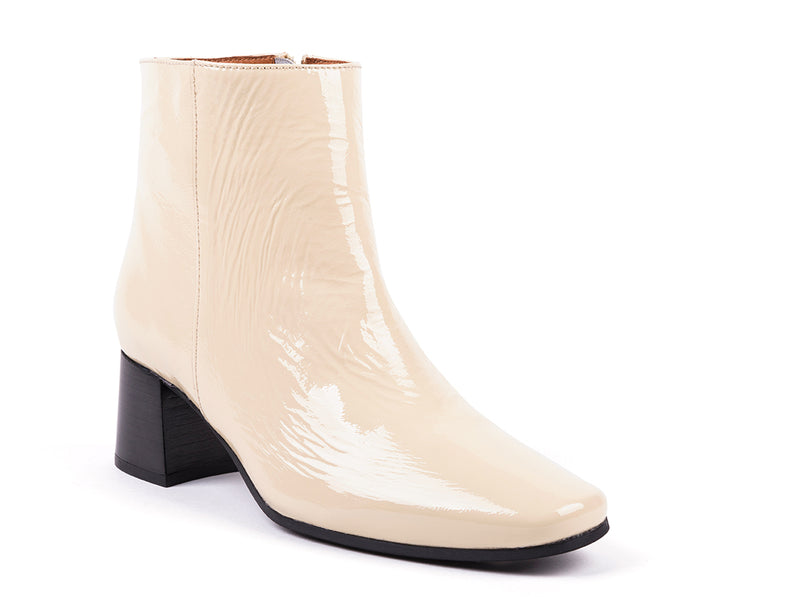 ​High-heeled ankle boots in beige varnished leather