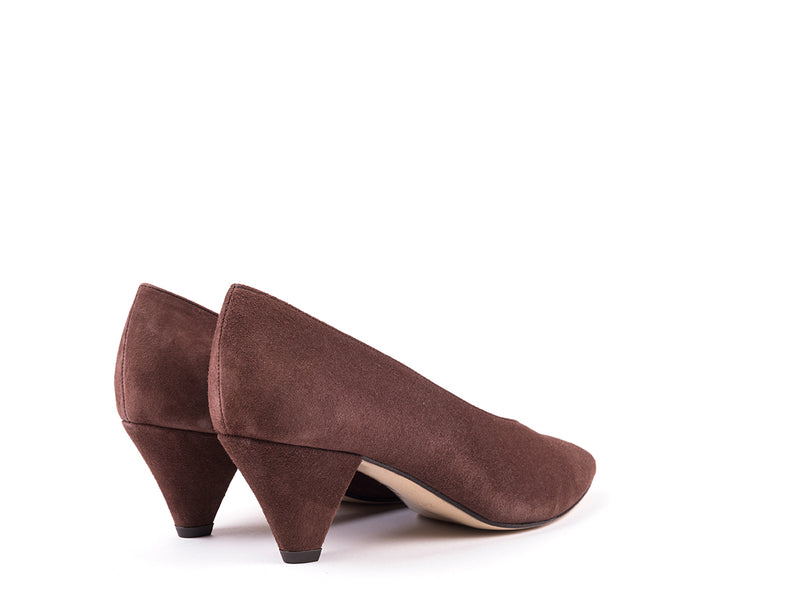 Mid-heel shoes in brown suede