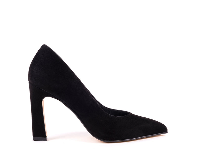 ​High-heeled black suede shoes