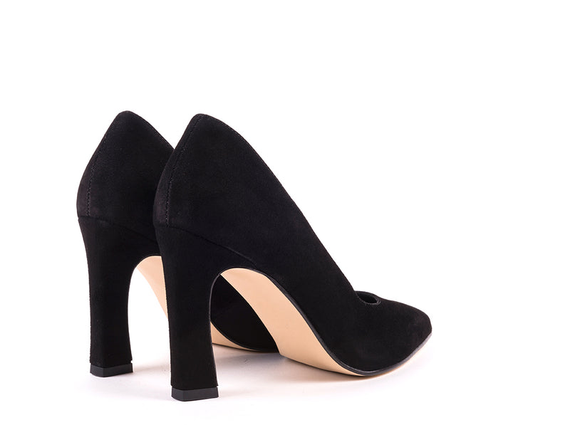 ​High-heeled black suede shoes