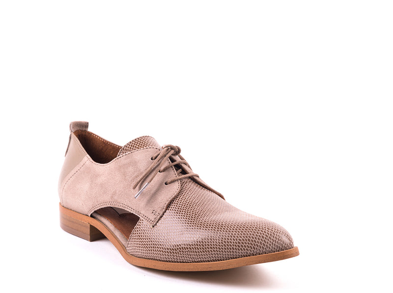 ​Flat shoes in taupe embossed leather