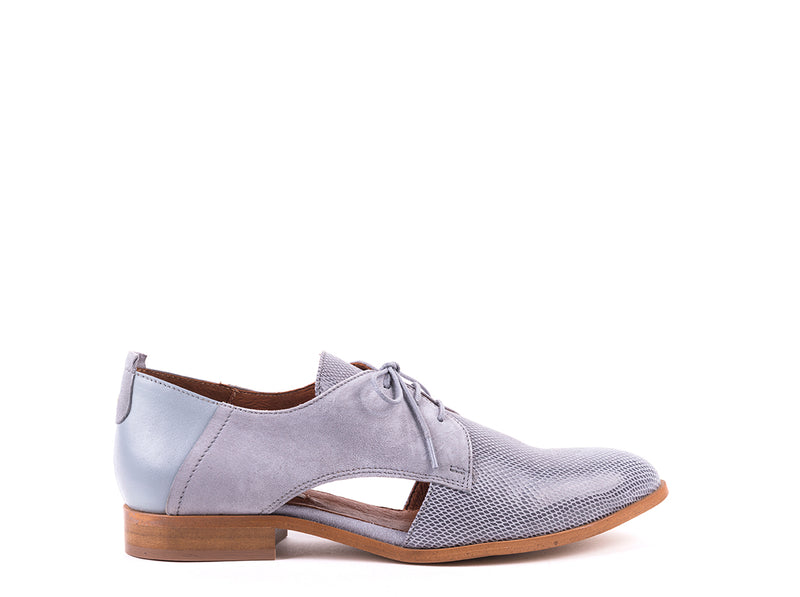 Flat shoes in gray engraved leather