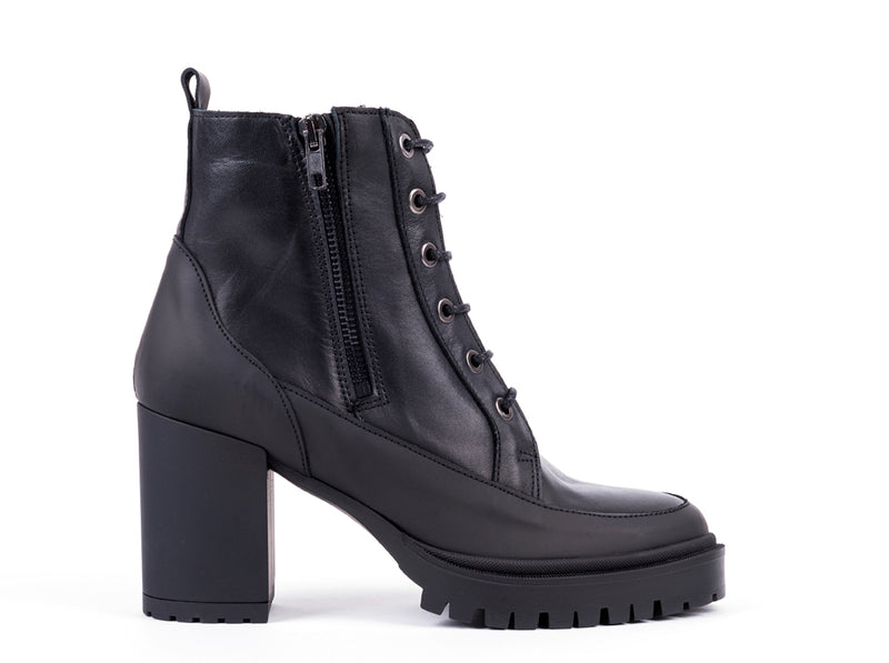 ​High-heeled ankle boots in black engraved leathe