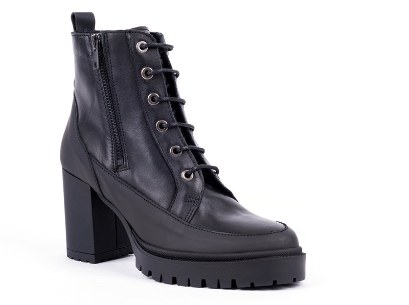 ​High-heeled ankle boots in black engraved leathe