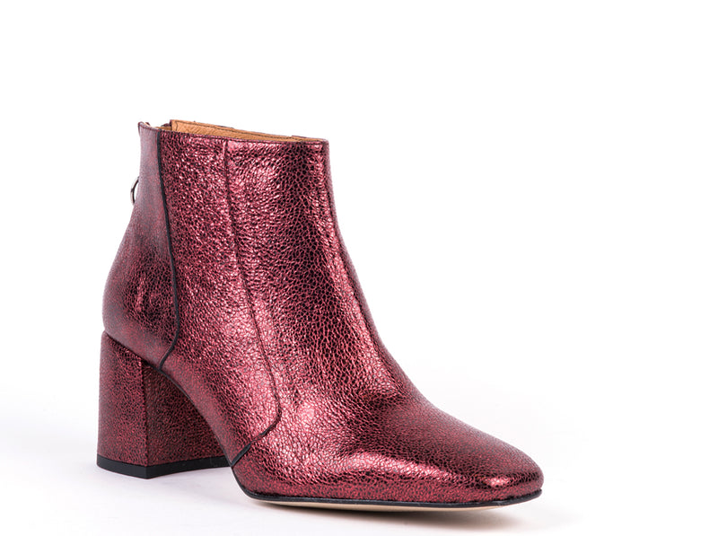 ​Ankle boots in bordeaux metalic leather