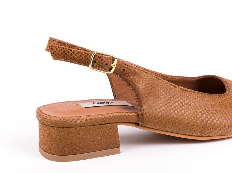 Medium helled slingbacks in camel engraved leather