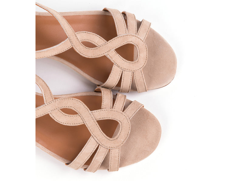 Flat sandals in beige suede