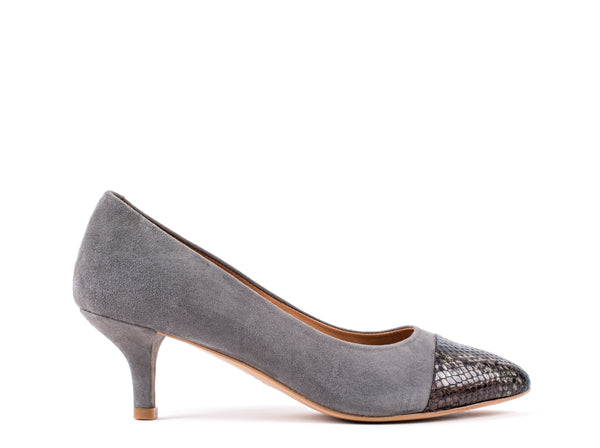 ​Medium-heeled grey suede shoes
