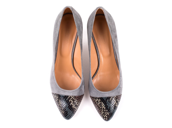 ​Medium-heeled grey suede shoes