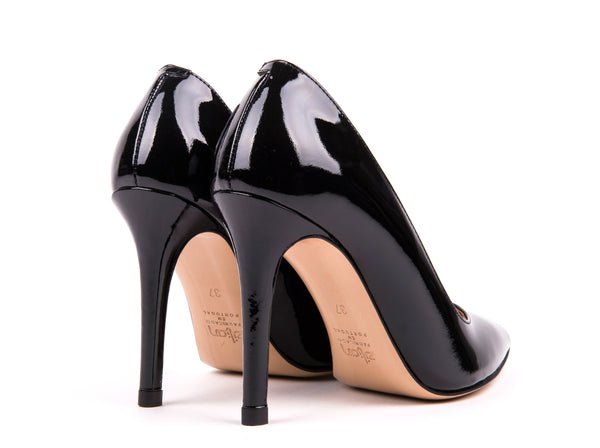 ​High-heeled stilettos in black varnished leather.