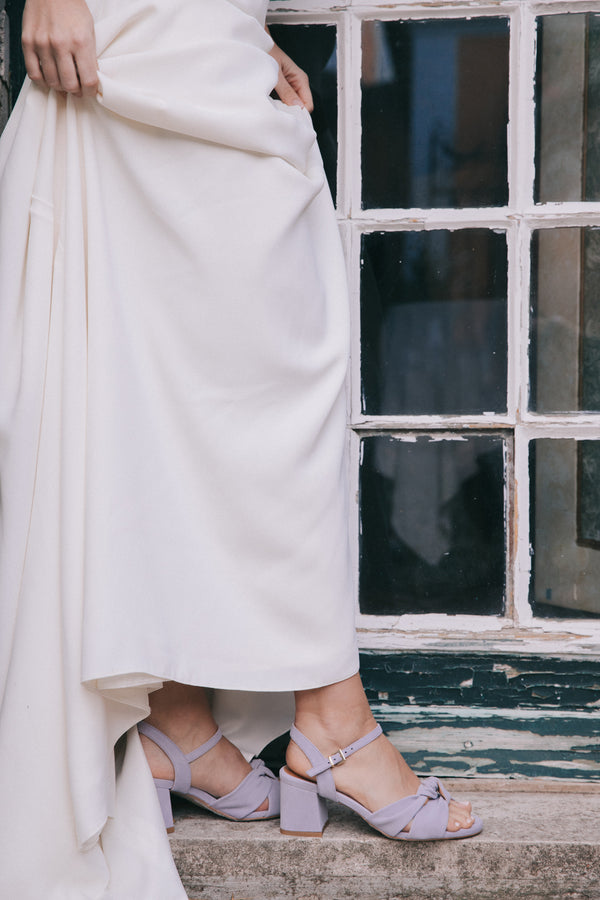 WEDDING COLLECTION - Sandálias de noiva de salto médio em camurça lilás